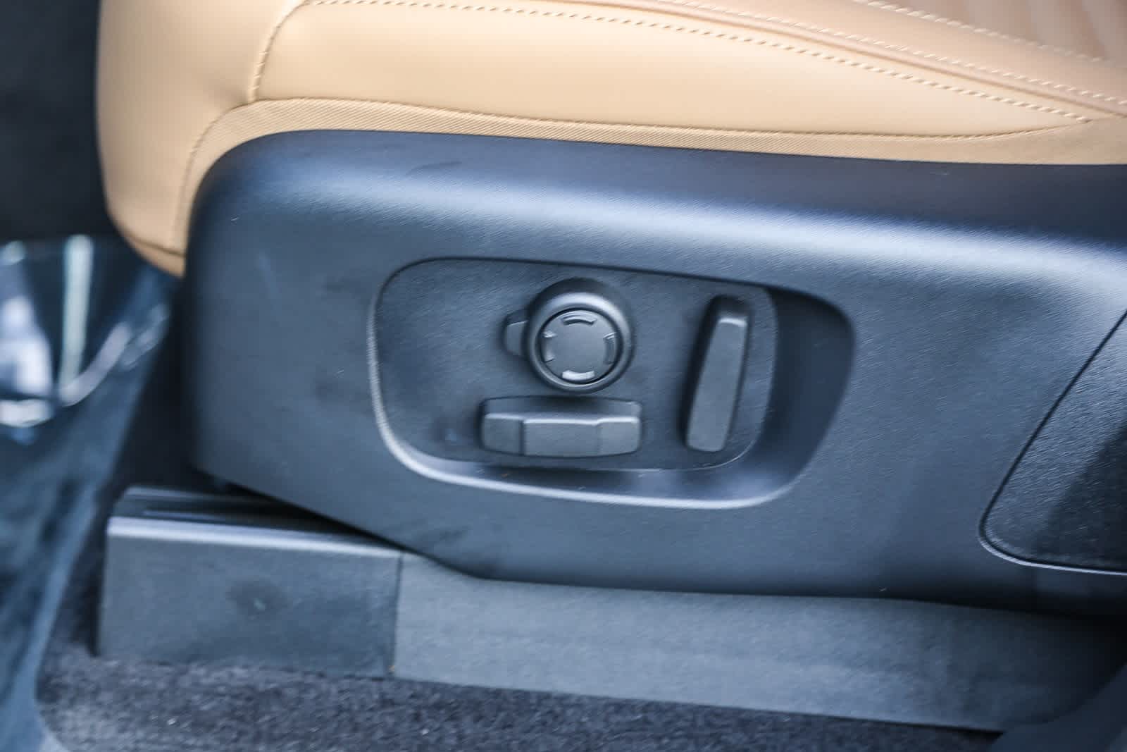 Thumbnail: 2026 Land Rover Discovery - 20