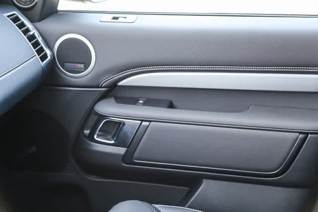 Thumbnail: 2025 Land Rover Discovery - 22