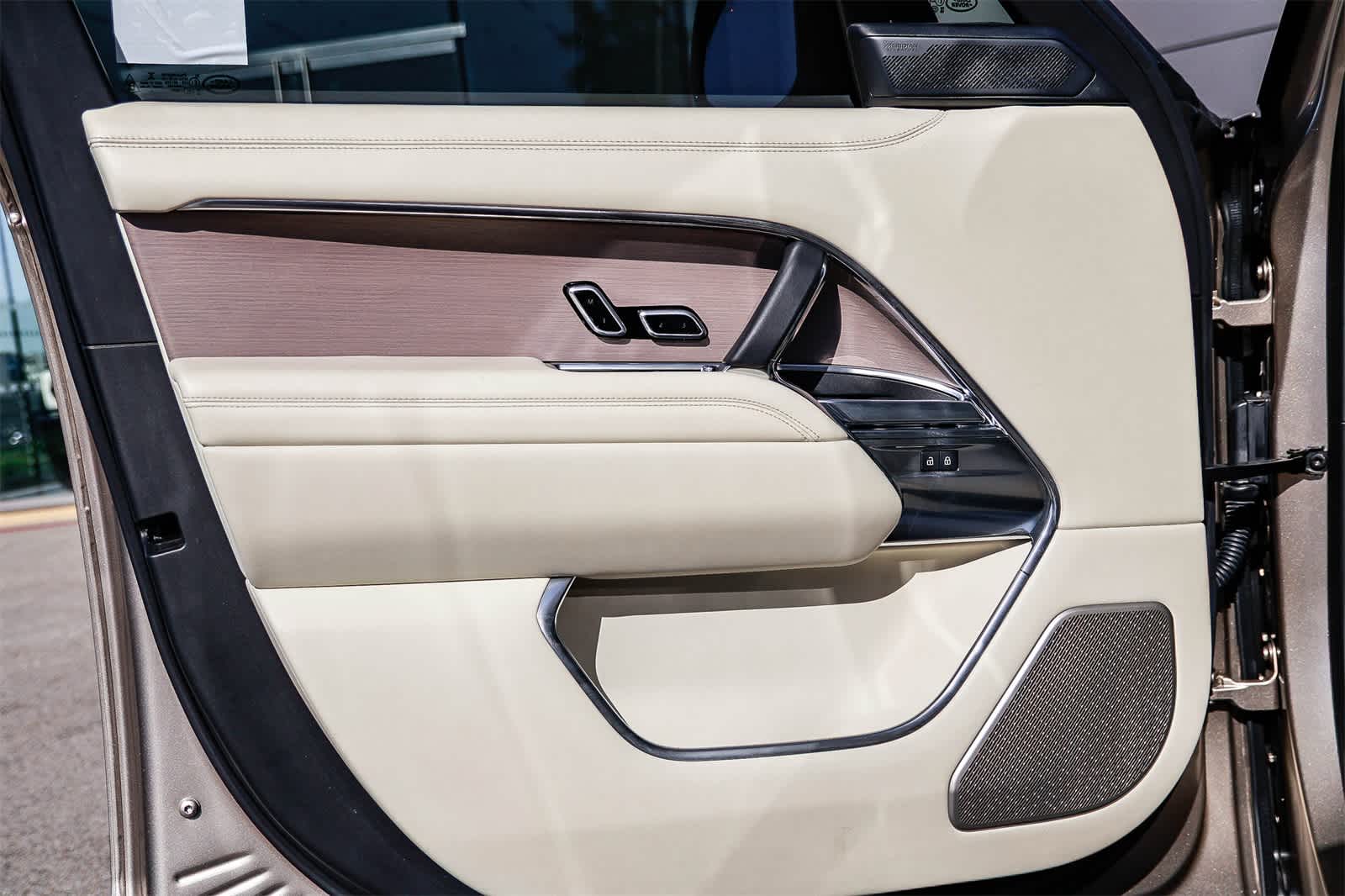 Thumbnail: 2022 Land Rover Range Rover - 24