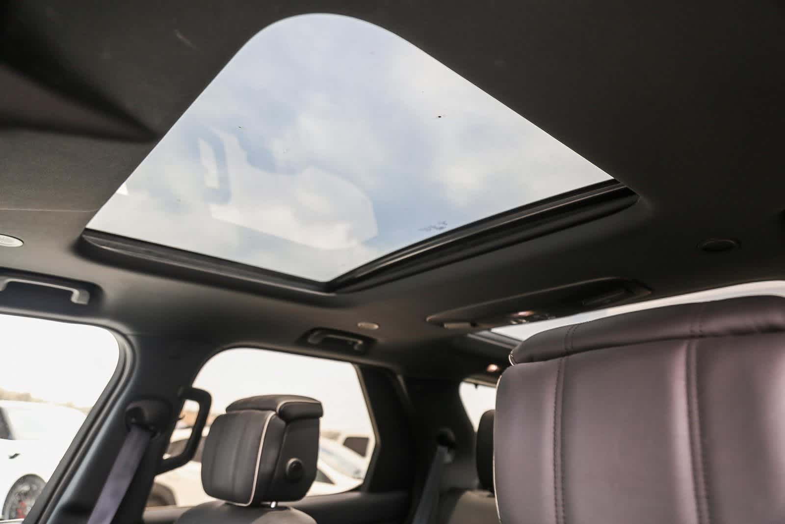 Thumbnail: 2021 Land Rover Discovery - 19
