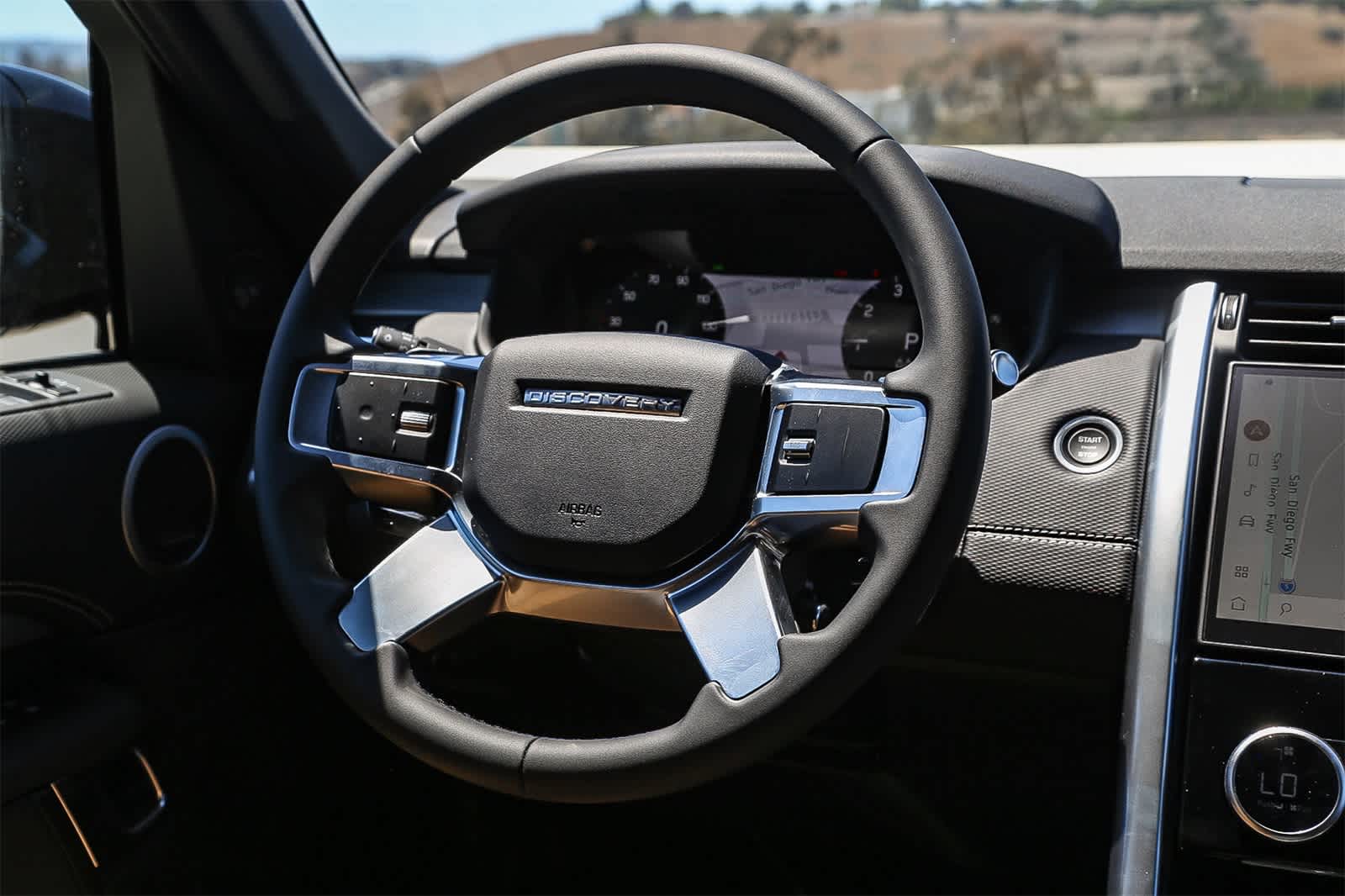 Thumbnail: 2025 Land Rover Discovery - 15