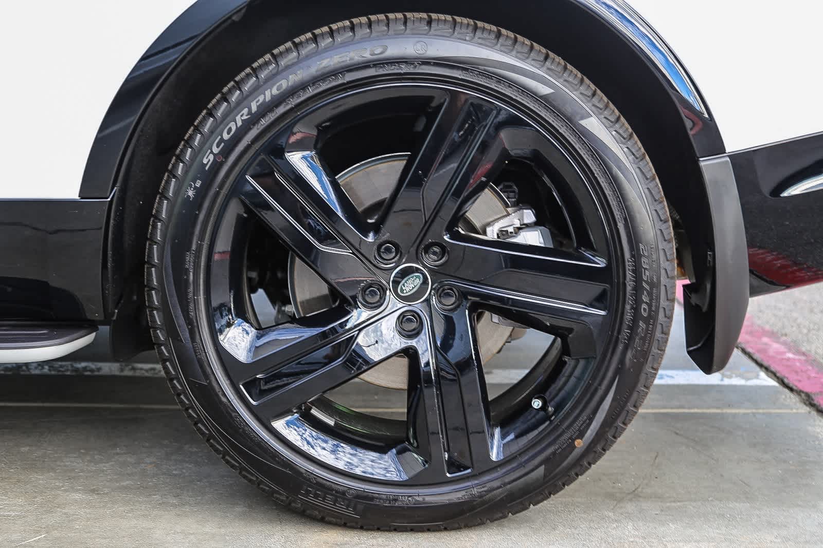 Thumbnail: 2026 Land Rover Discovery - 10