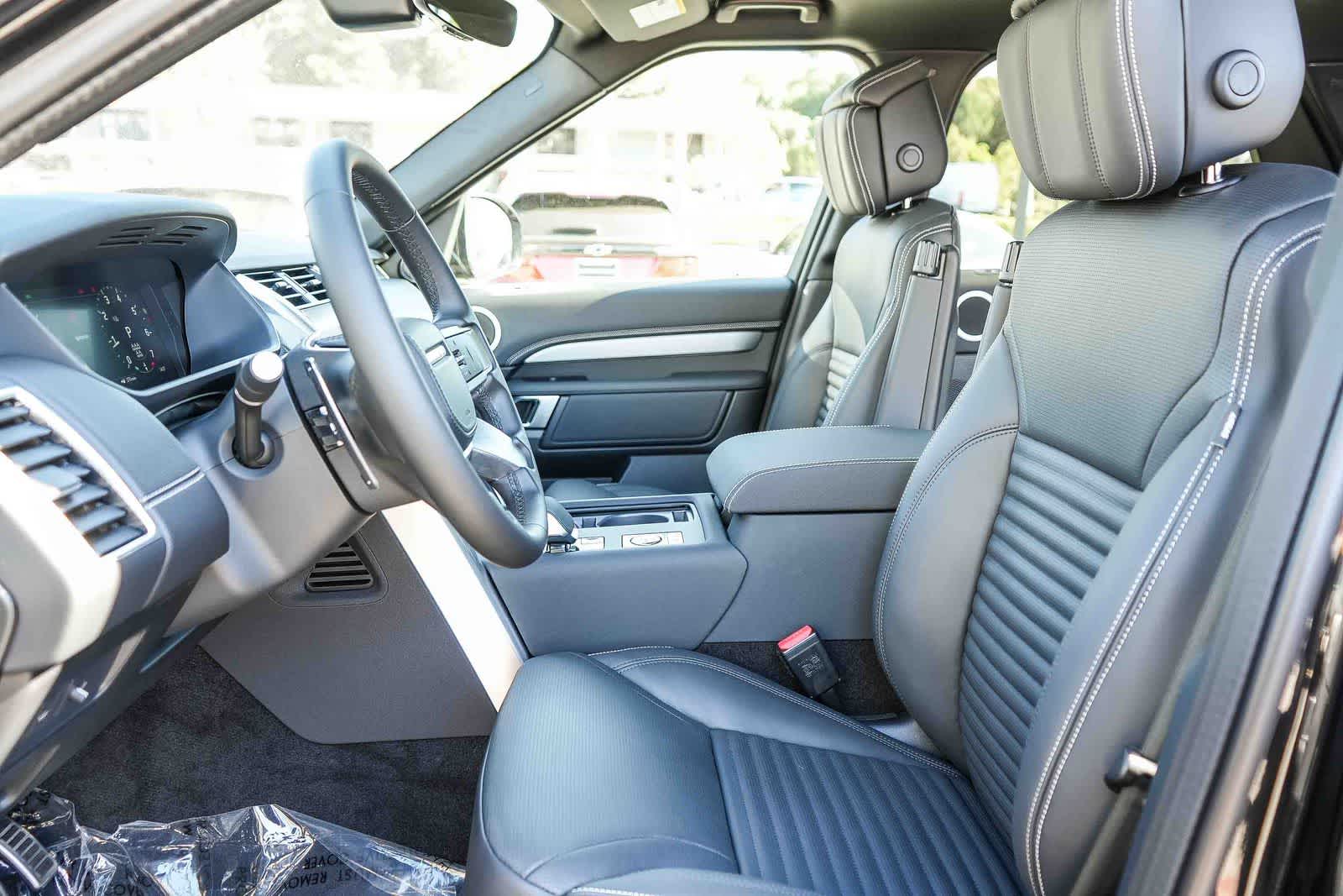 Thumbnail: 2026 Land Rover Discovery - 15