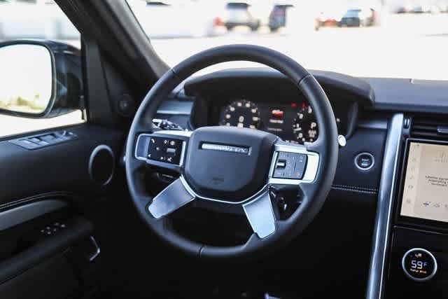 Thumbnail: 2025 Land Rover Discovery - 15