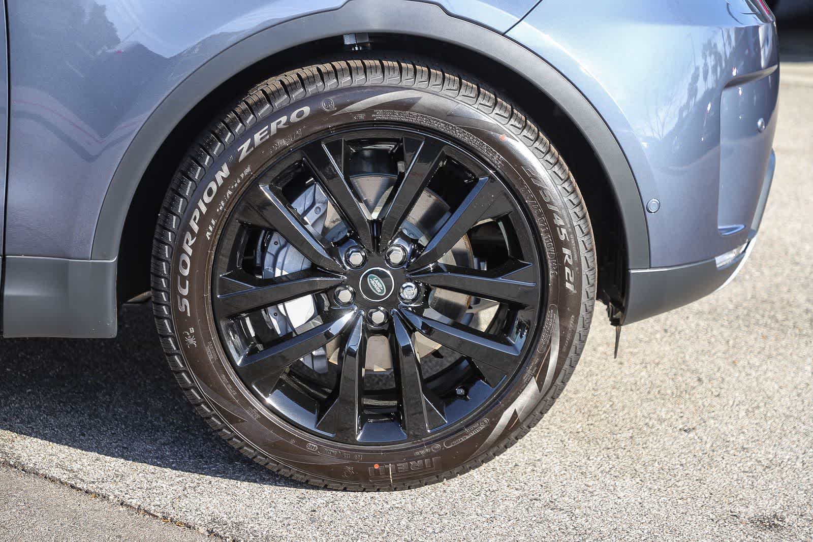 Thumbnail: 2026 Land Rover Discovery - 11