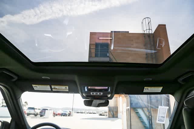 Thumbnail: 2025 Land Rover Discovery - 17