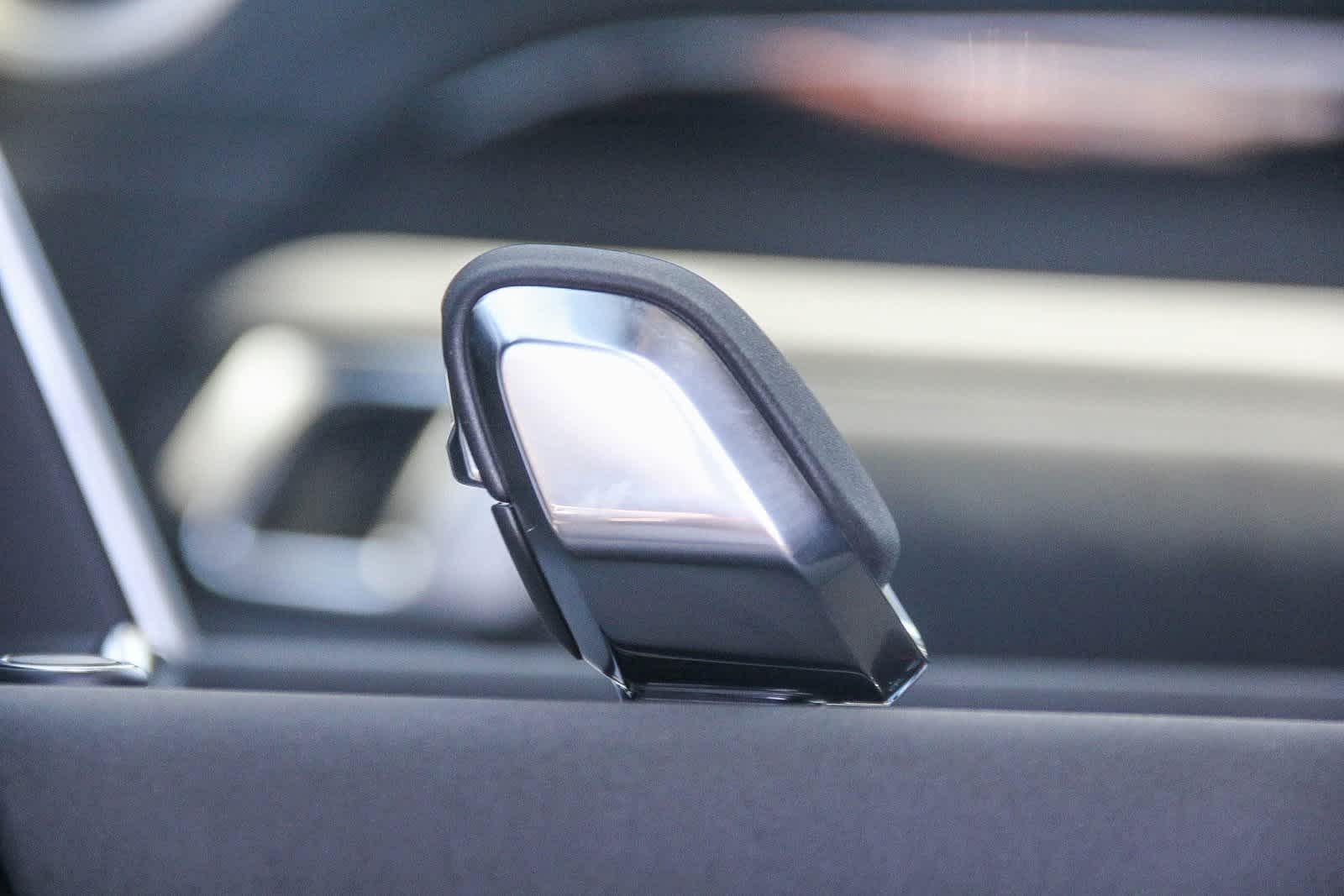 Thumbnail: 2025 Land Rover Discovery - 23