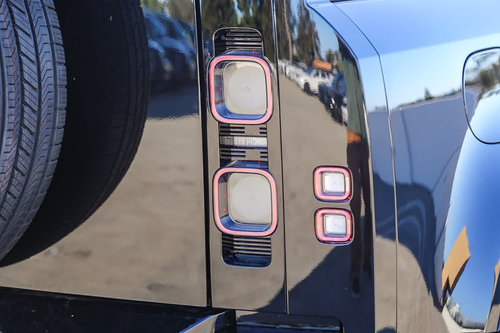 Thumbnail: 2025 Land Rover Defender - 9