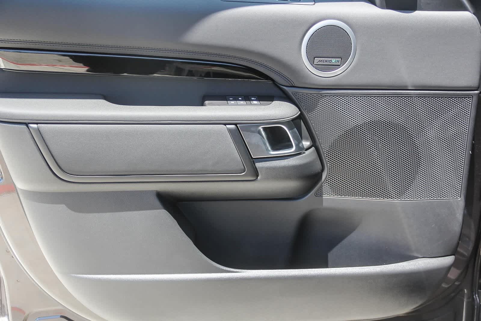 Thumbnail: 2025 Land Rover Discovery - 18