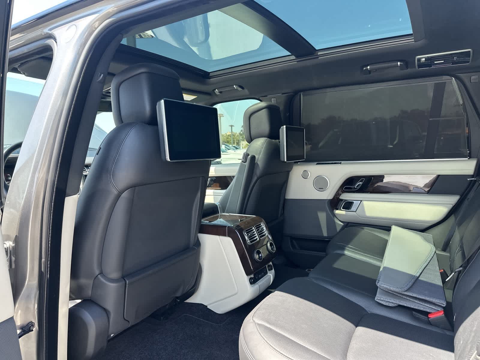 Thumbnail: 2022 Land Rover Range Rover - 26