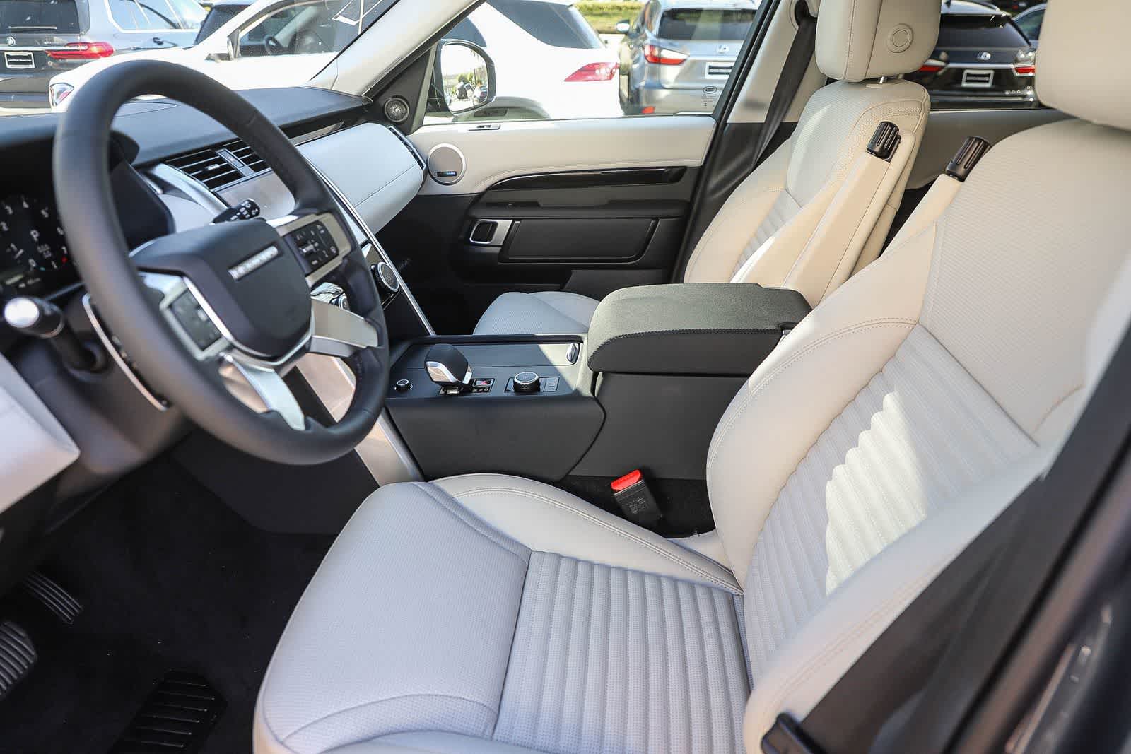 Thumbnail: 2026 Land Rover Discovery - 18