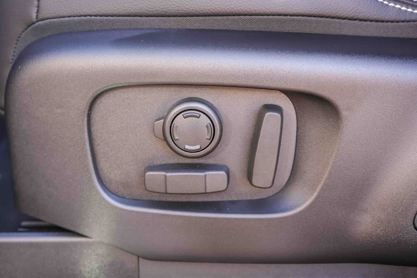 Thumbnail: 2026 Land Rover Discovery - 20