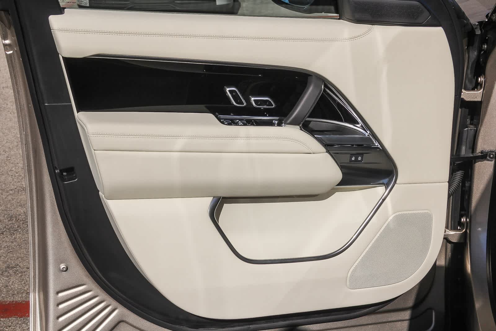 Thumbnail: 2025 Land Rover Range Rover - 17