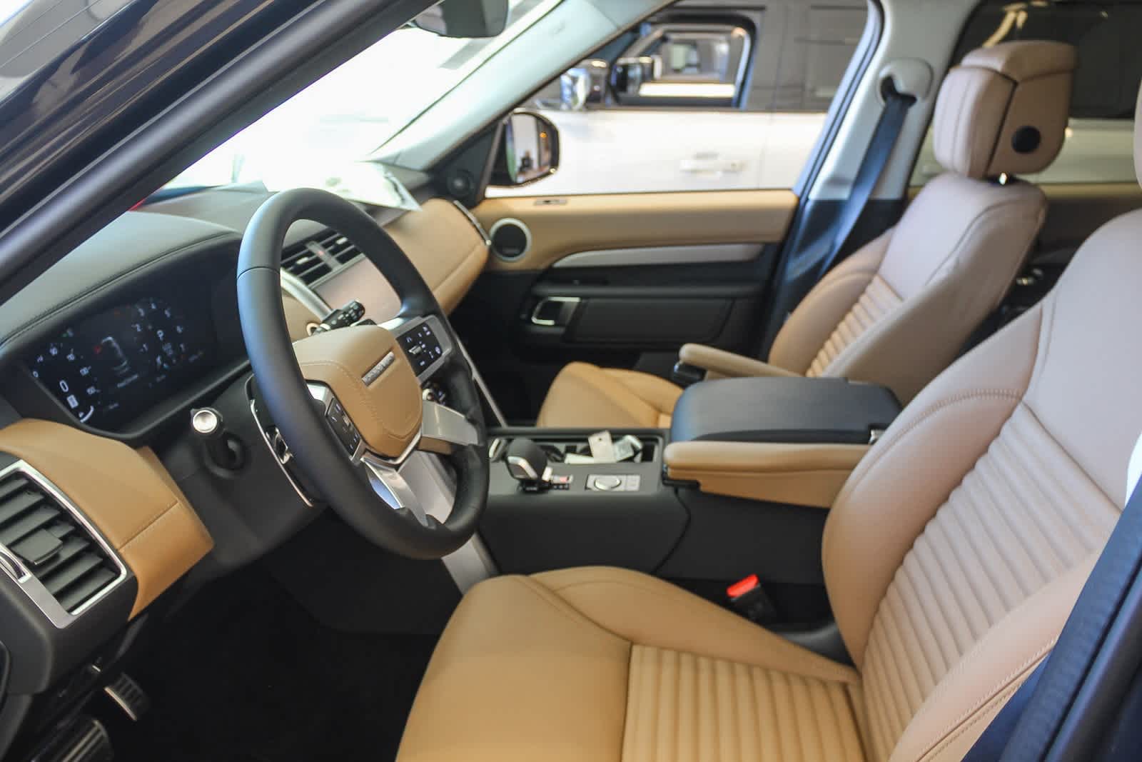 Thumbnail: 2026 Land Rover Discovery - 21