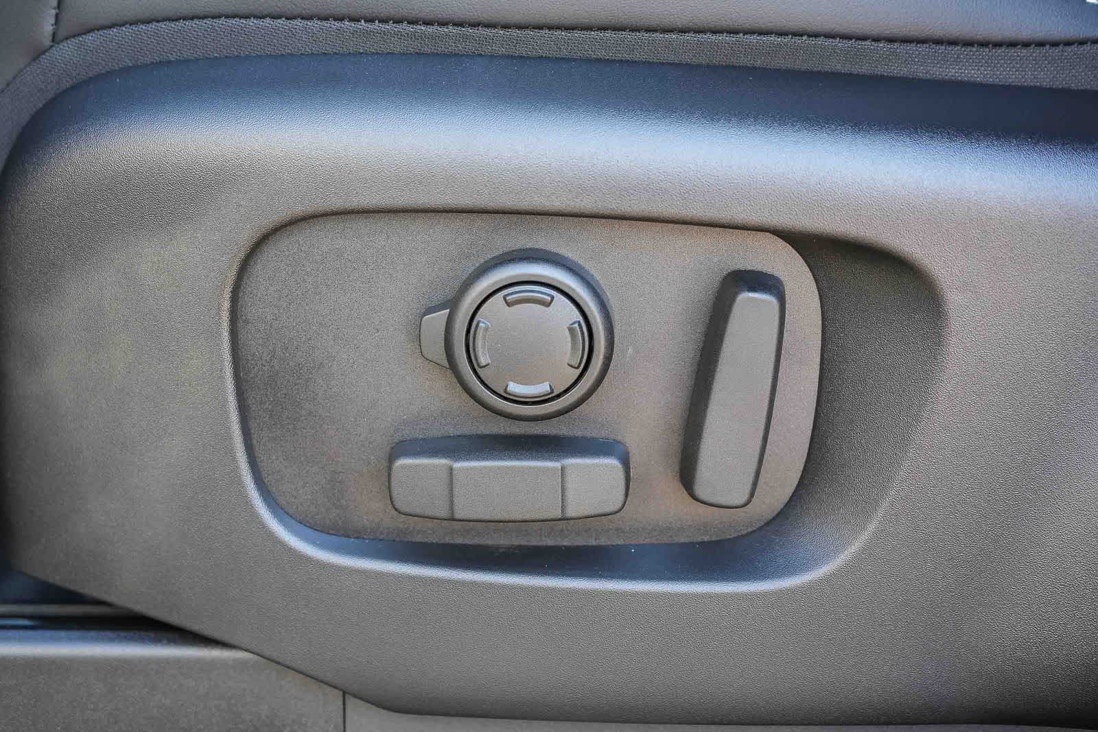 Thumbnail: 2026 Land Rover Discovery - 18