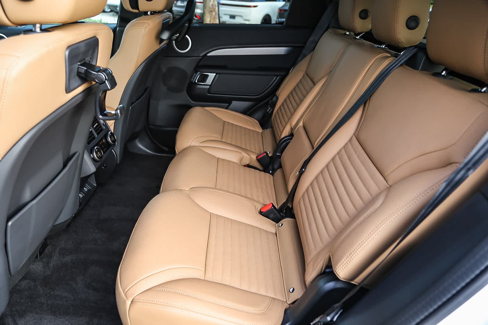 Thumbnail: 2026 Land Rover Discovery - 17