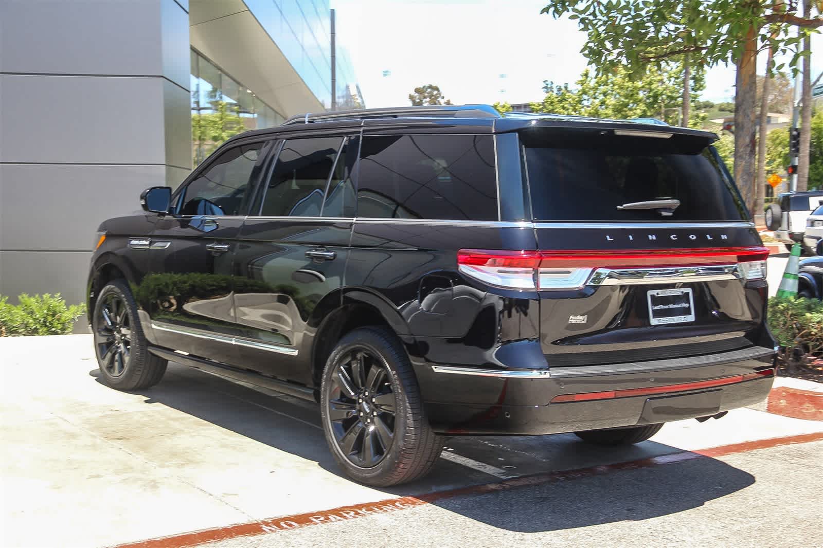 Thumbnail: 2023 Lincoln Navigator - 4