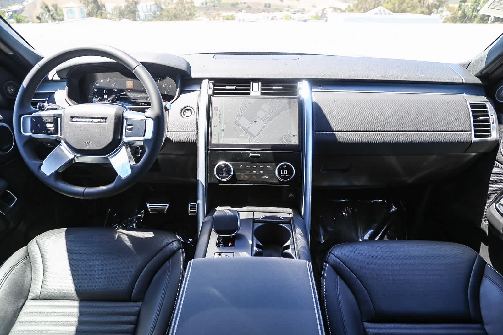 Thumbnail: 2025 Land Rover Discovery - 12