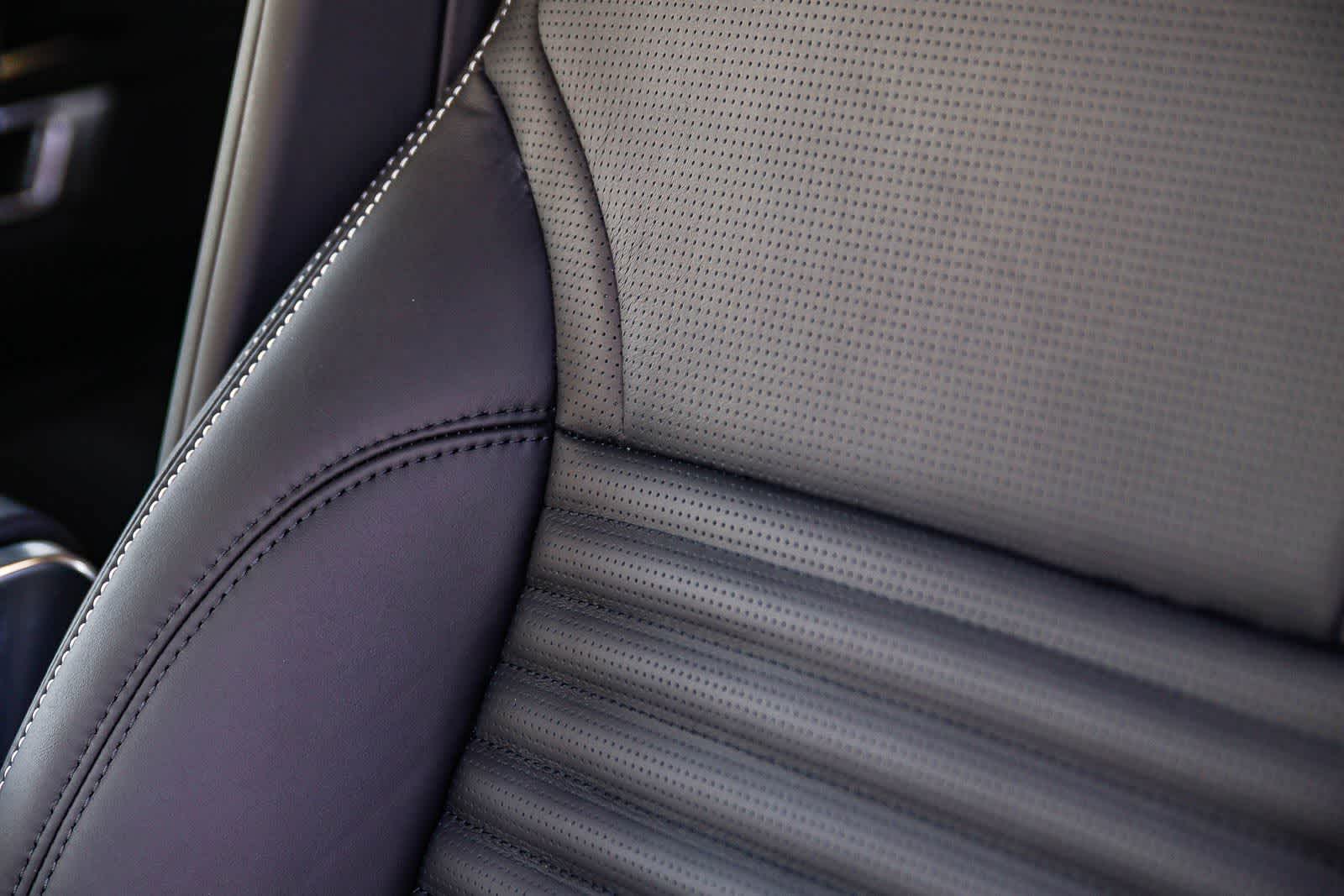 Thumbnail: 2026 Land Rover Discovery - 28