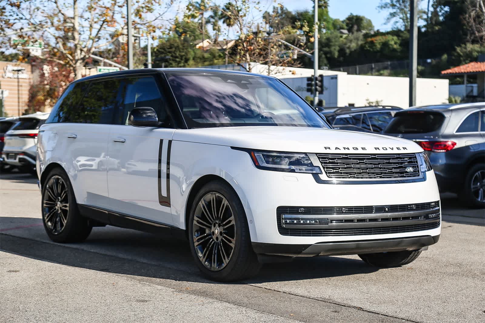 Thumbnail: 2023 Land Rover Range Rover - 3