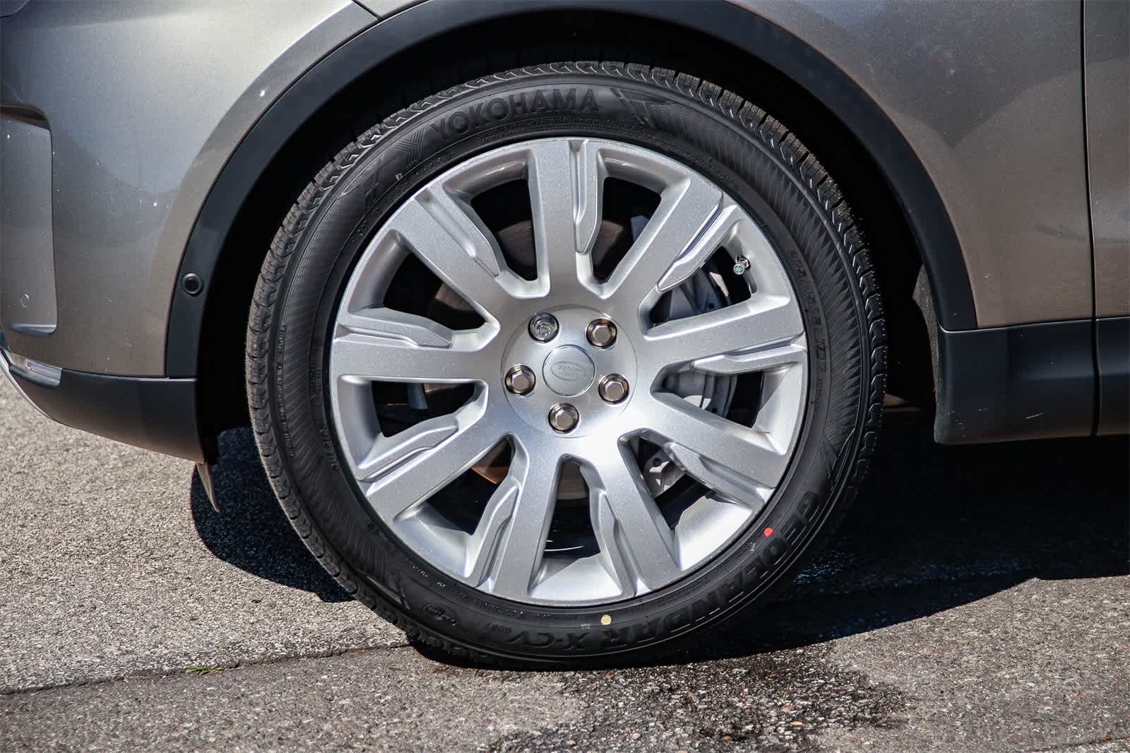 Thumbnail: 2020 Land Rover Discovery - 9