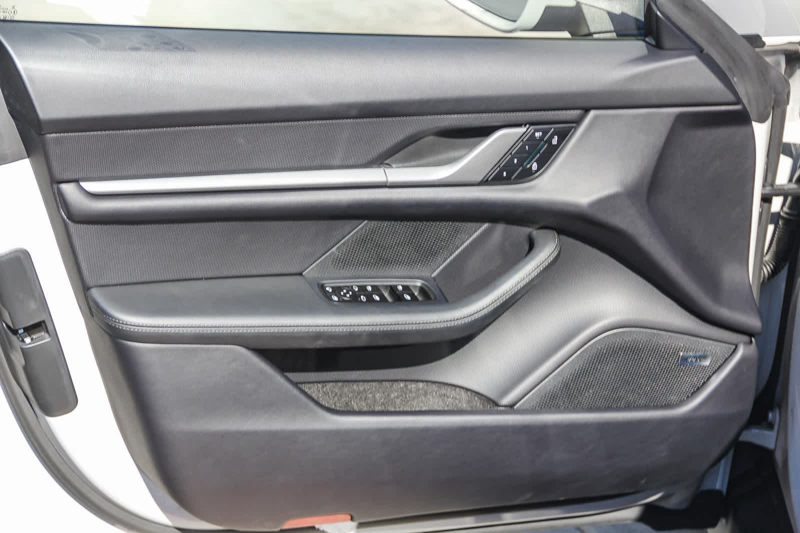 Thumbnail: 2025 Porsche Taycan - 18