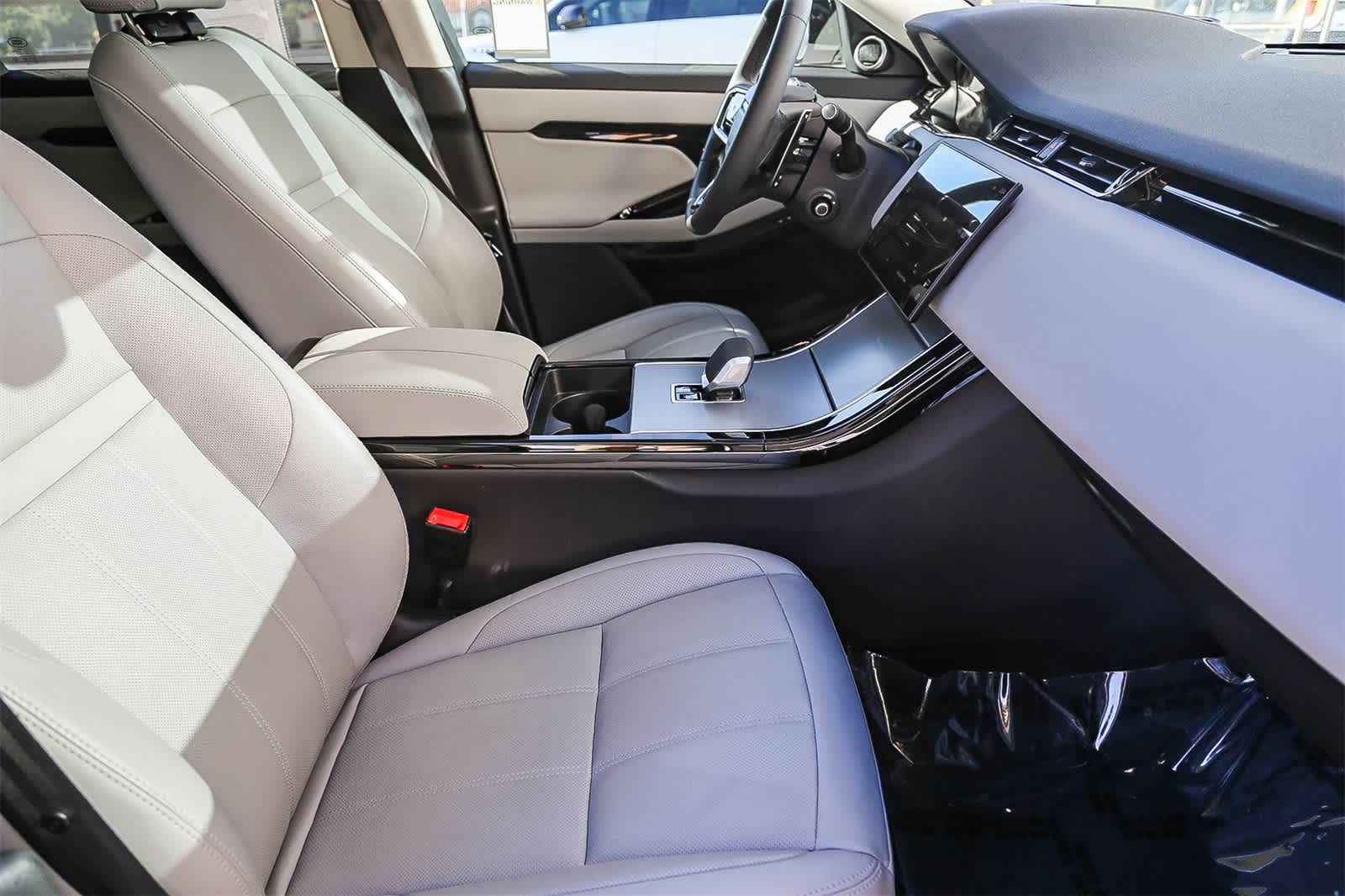 Thumbnail: 2025 Land Rover Range Rover Evoque - 15