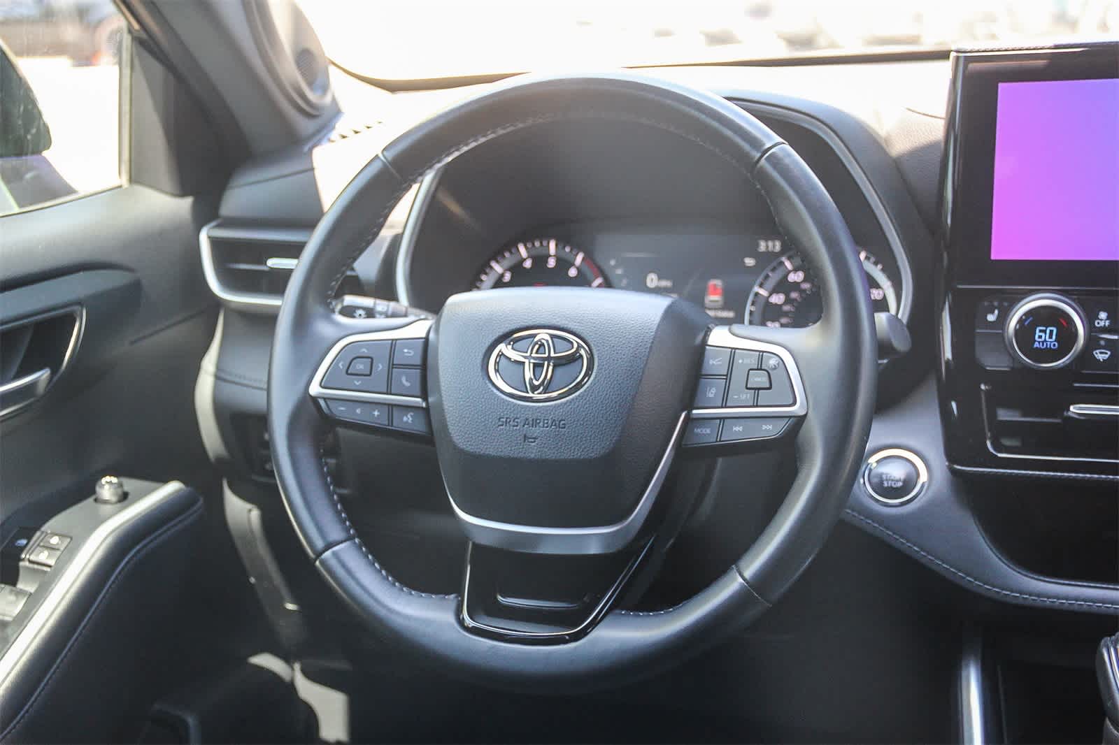 Thumbnail: 2023 Toyota Highlander - 14