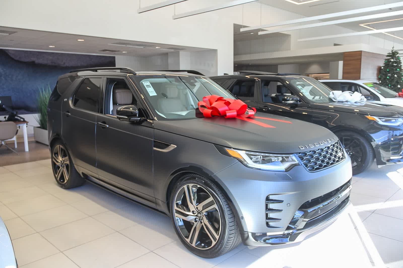 Thumbnail: 2026 Land Rover Discovery - 3