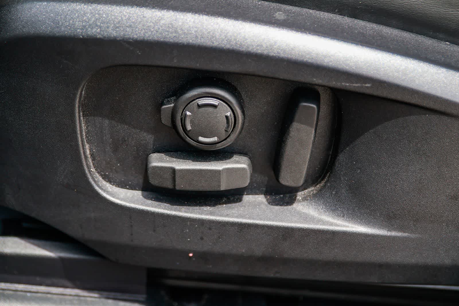 Thumbnail: 2023 Land Rover Defender - 22