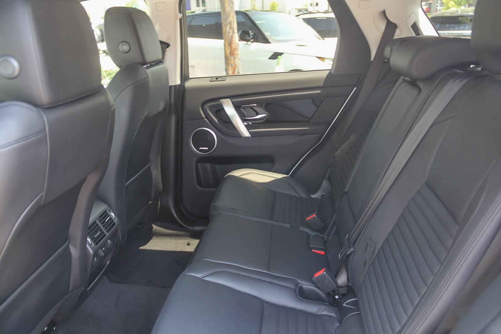 Thumbnail: 2023 Land Rover Discovery Sport - 17