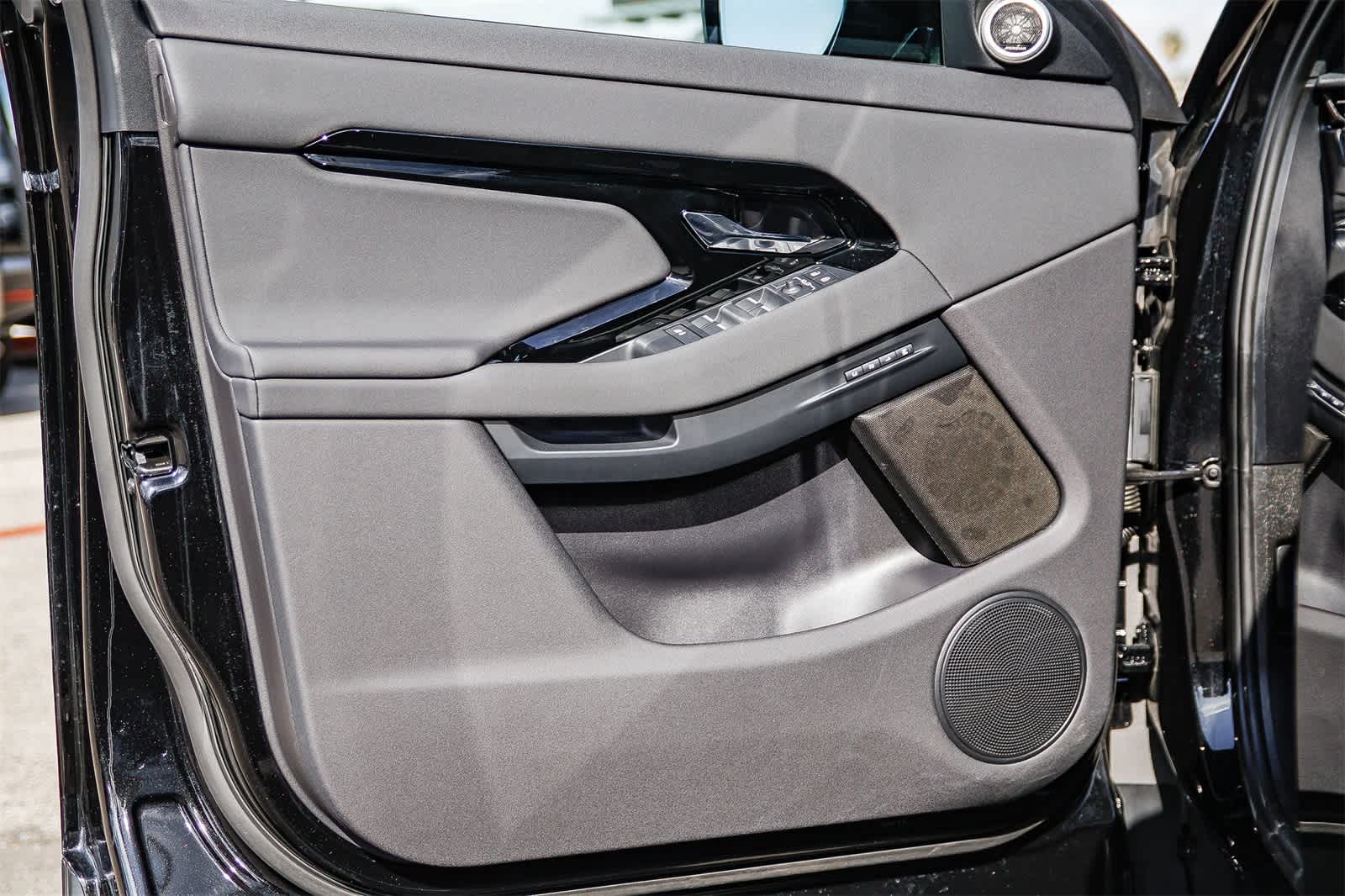 Thumbnail: 2025 Land Rover Range Rover Evoque - 18