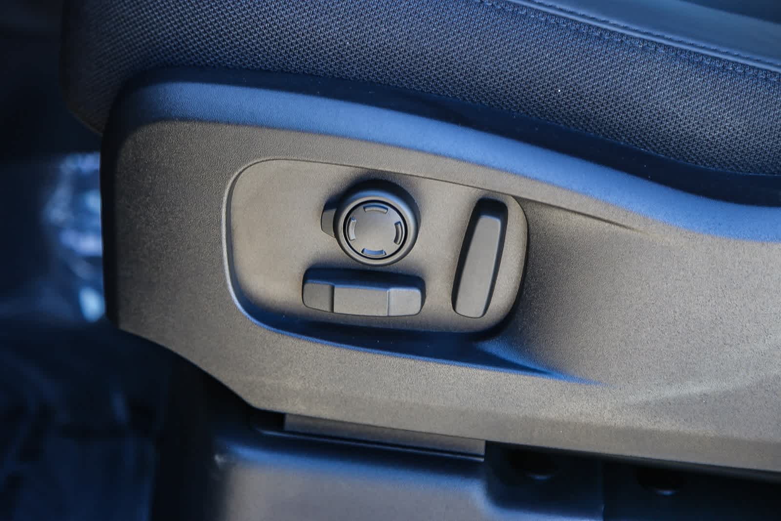 Thumbnail: 2025 Land Rover Defender - 21