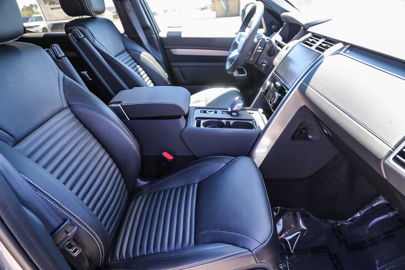 Thumbnail: 2025 Land Rover Discovery - 16