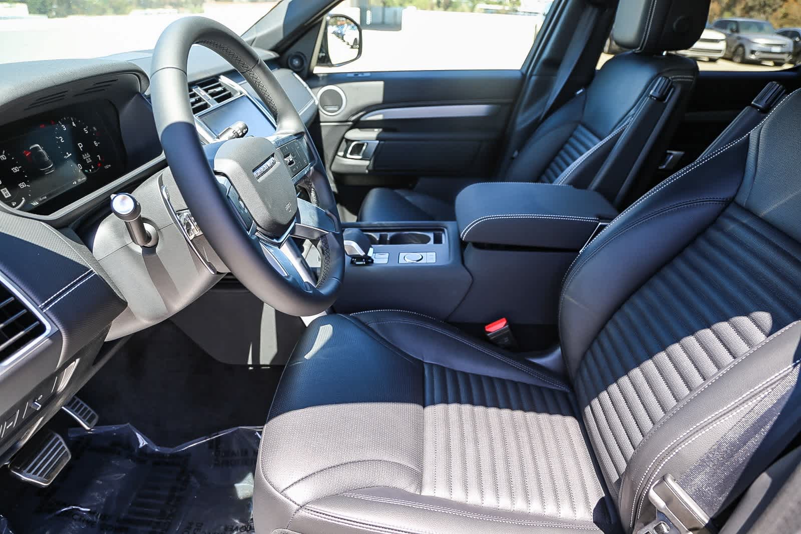 Thumbnail: 2025 Land Rover Discovery - 17