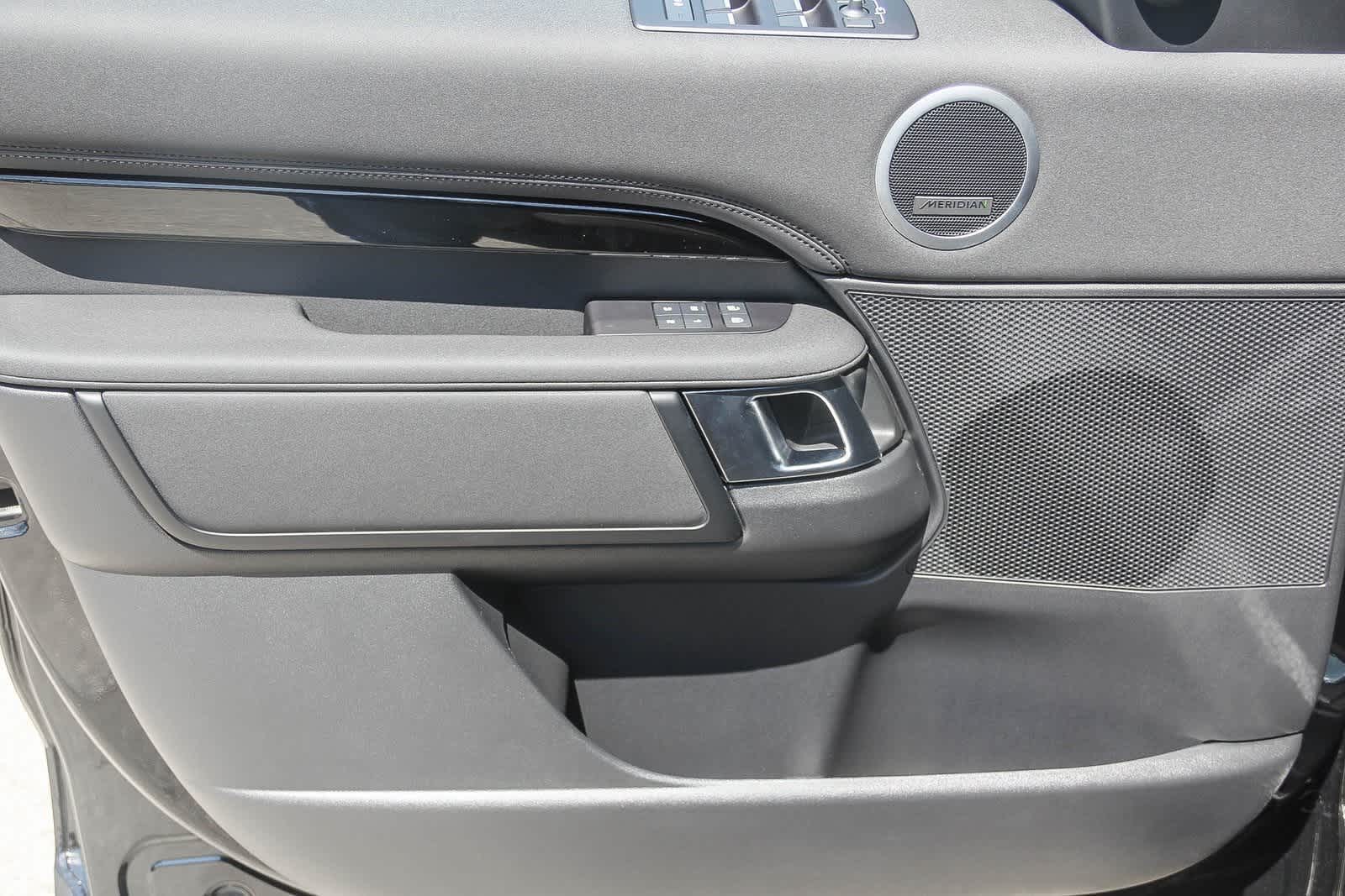 Thumbnail: 2025 Land Rover Discovery - 20