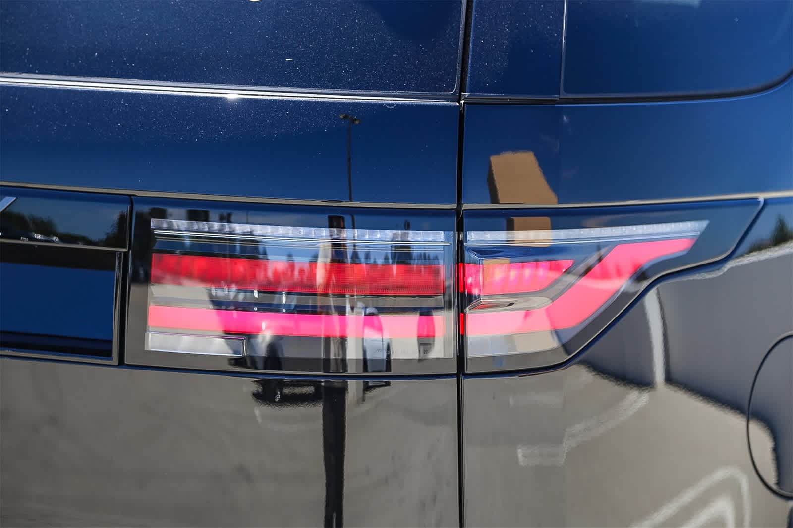 Thumbnail: 2025 Land Rover Discovery - 9