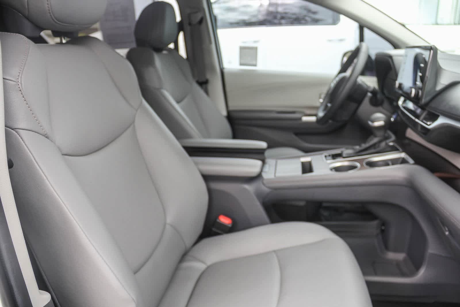 2023 Toyota Sienna XLE 19