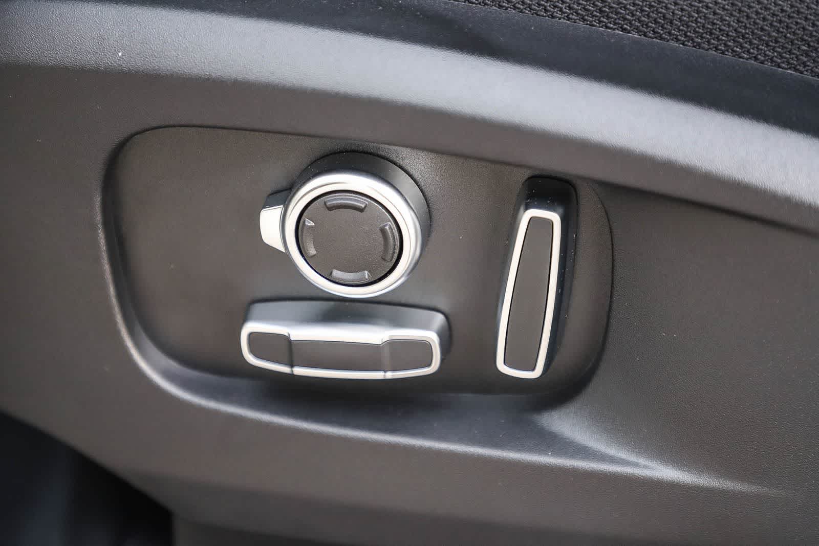 Thumbnail: 2025 Land Rover Defender - 24