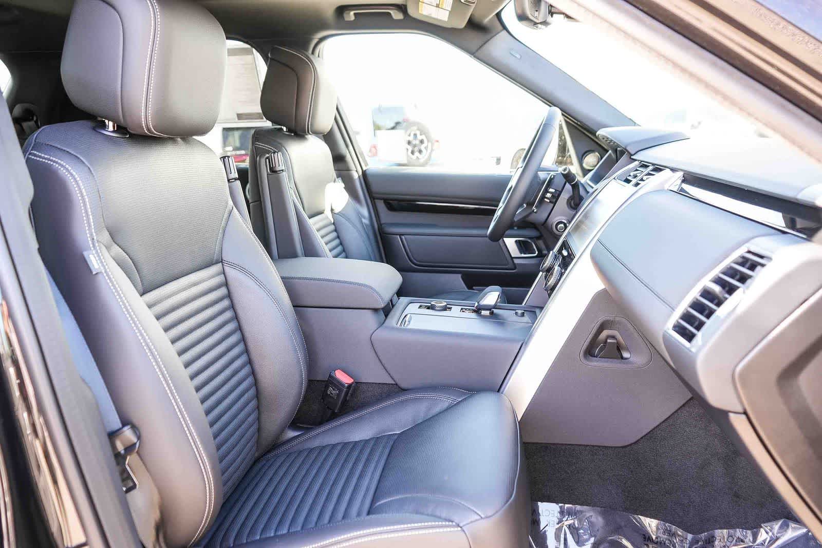 Thumbnail: 2026 Land Rover Discovery - 16