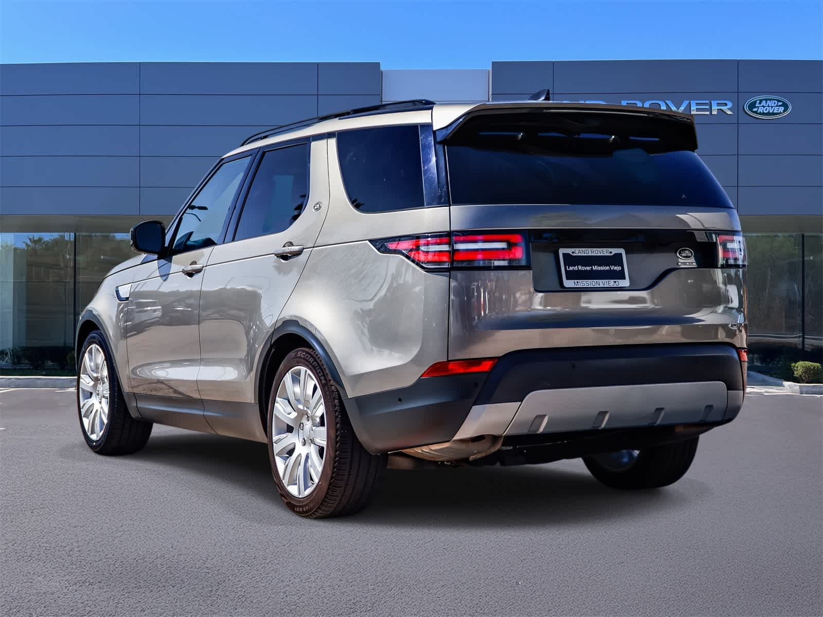 Thumbnail: 2020 Land Rover Discovery - 6