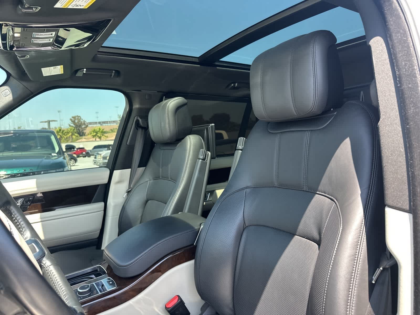 Thumbnail: 2022 Land Rover Range Rover - 24