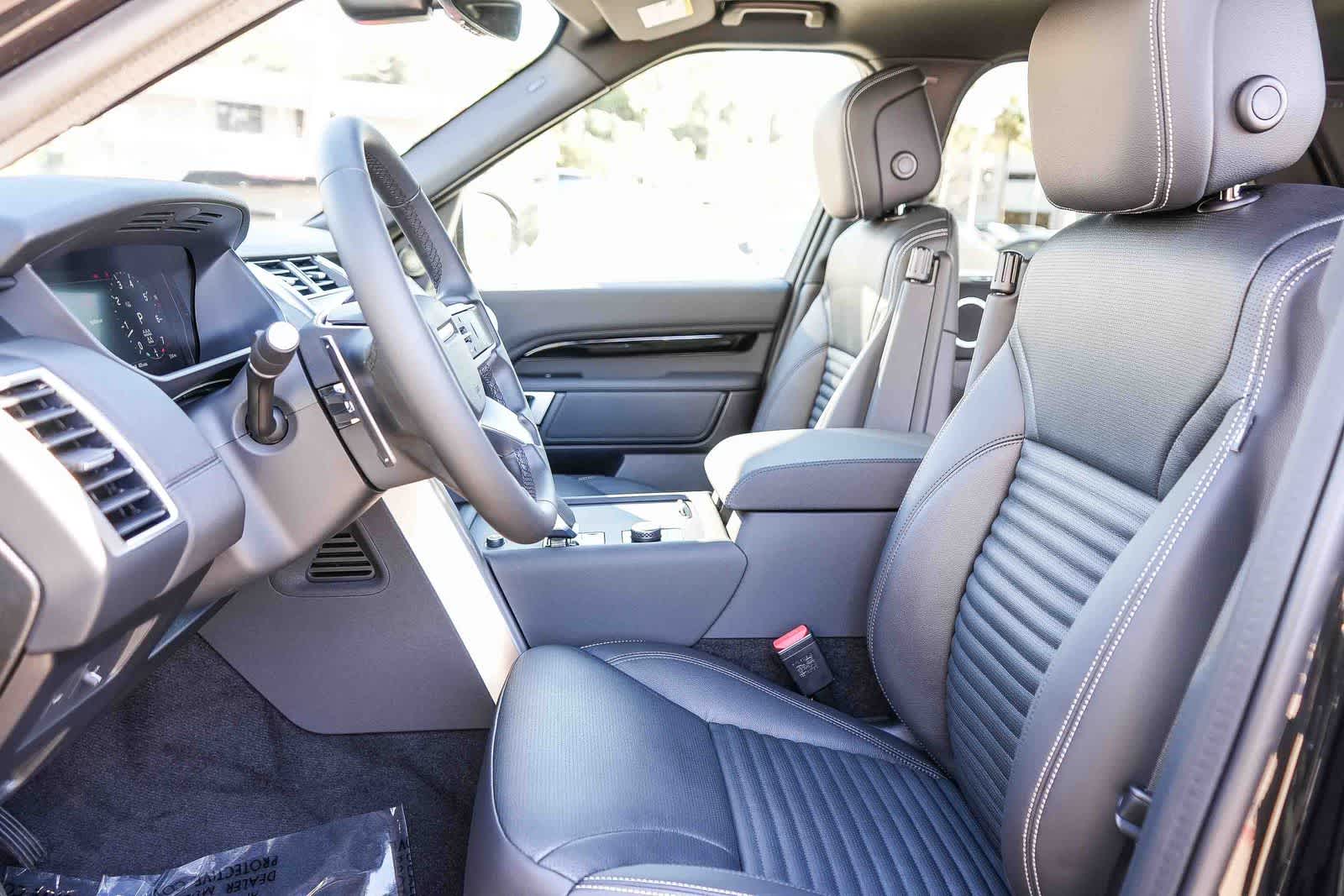 Thumbnail: 2026 Land Rover Discovery - 17