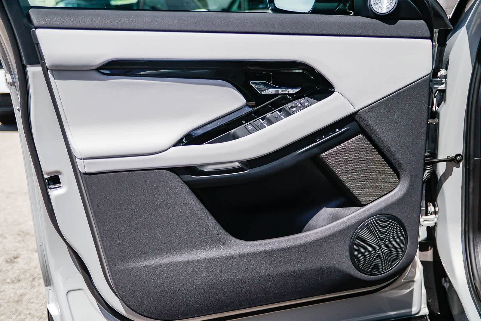 Thumbnail: 2026 Land Rover Range Rover Evoque - 21