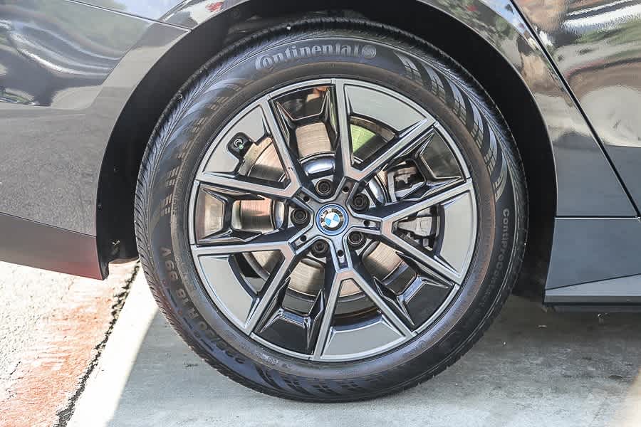 Thumbnail: 2022 BMW i4 - 11