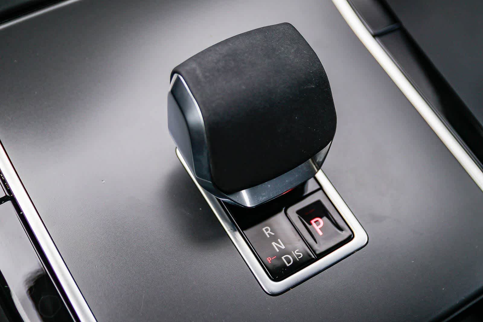 Thumbnail: 2025 Land Rover Range Rover Velar - 24