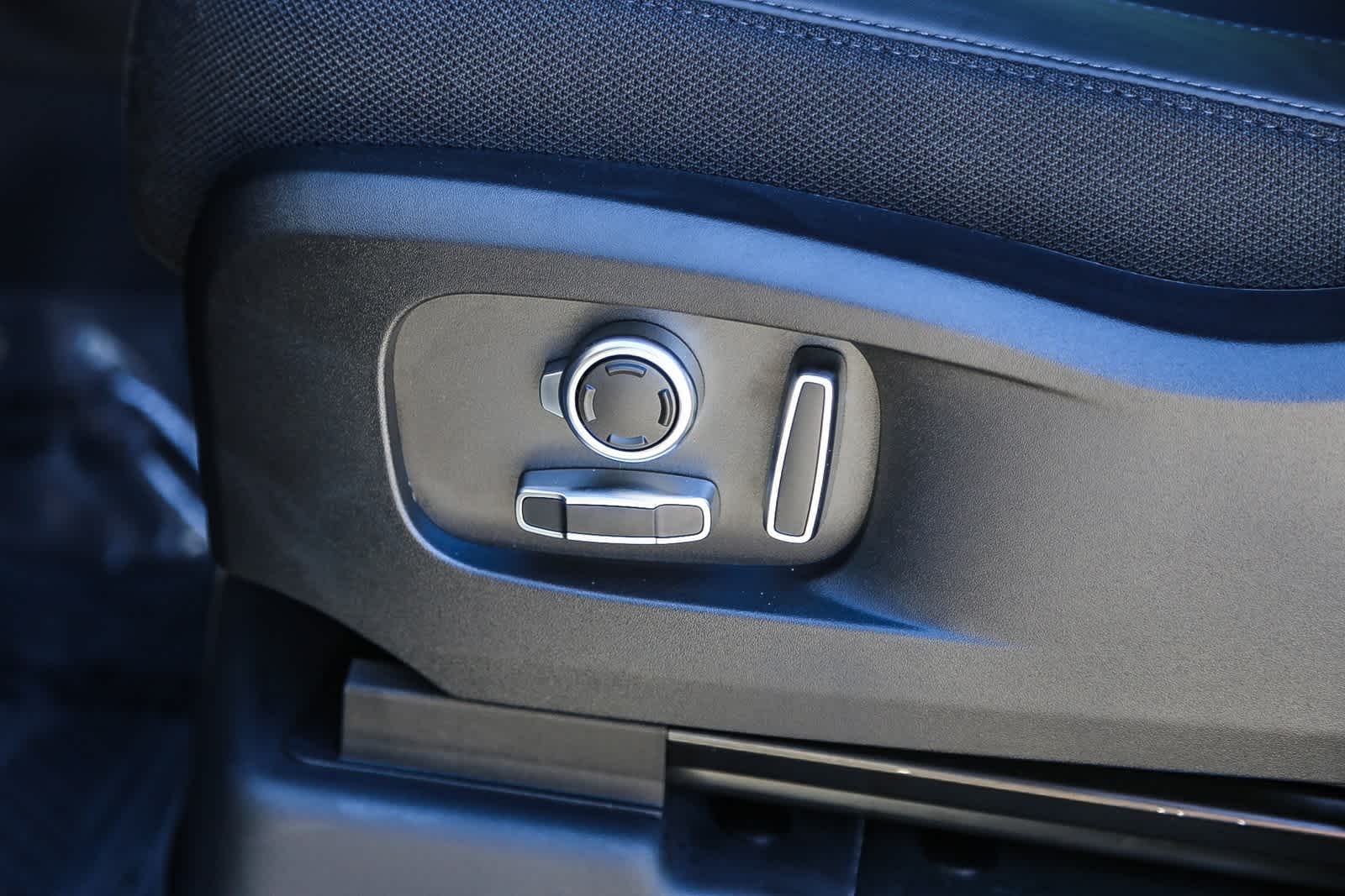 Thumbnail: 2025 Land Rover Defender - 21