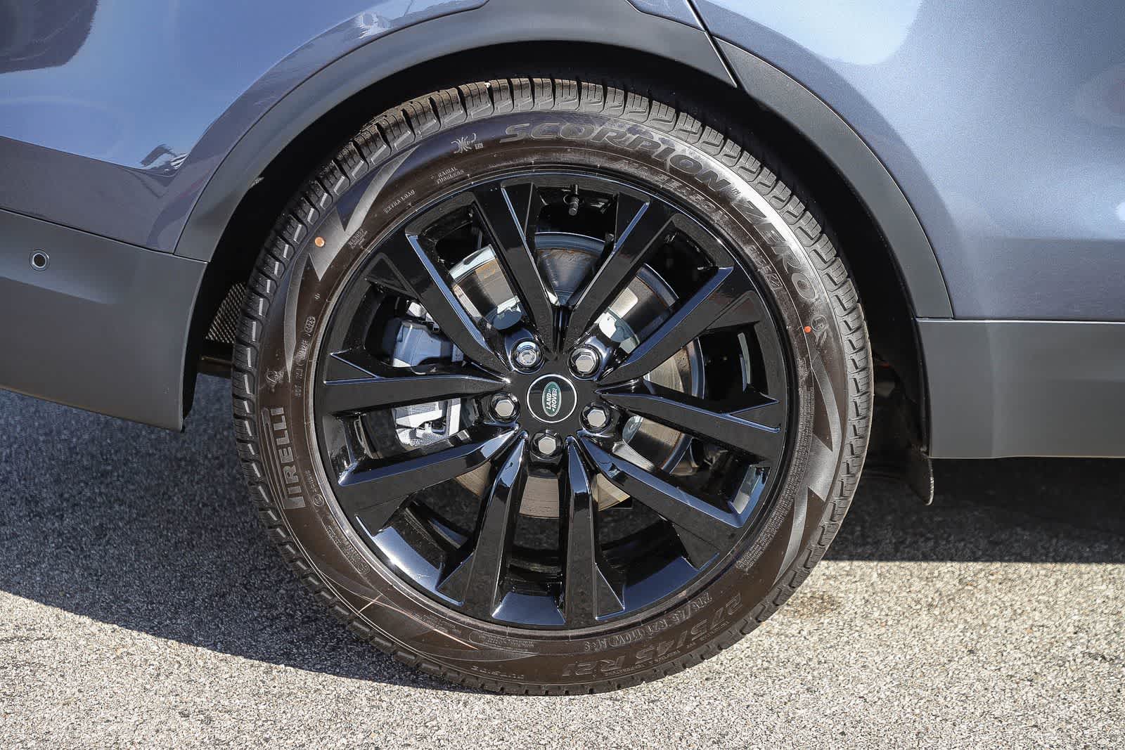 Thumbnail: 2026 Land Rover Discovery - 12