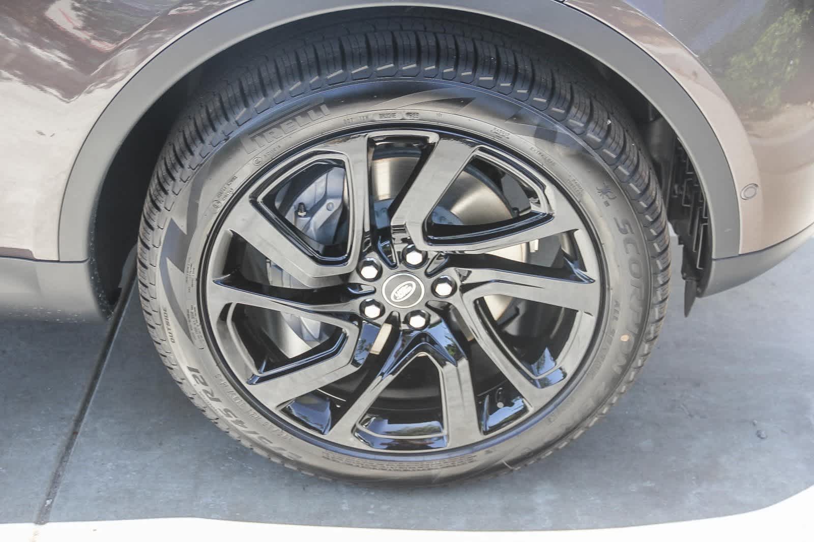 Thumbnail: 2025 Land Rover Discovery - 9