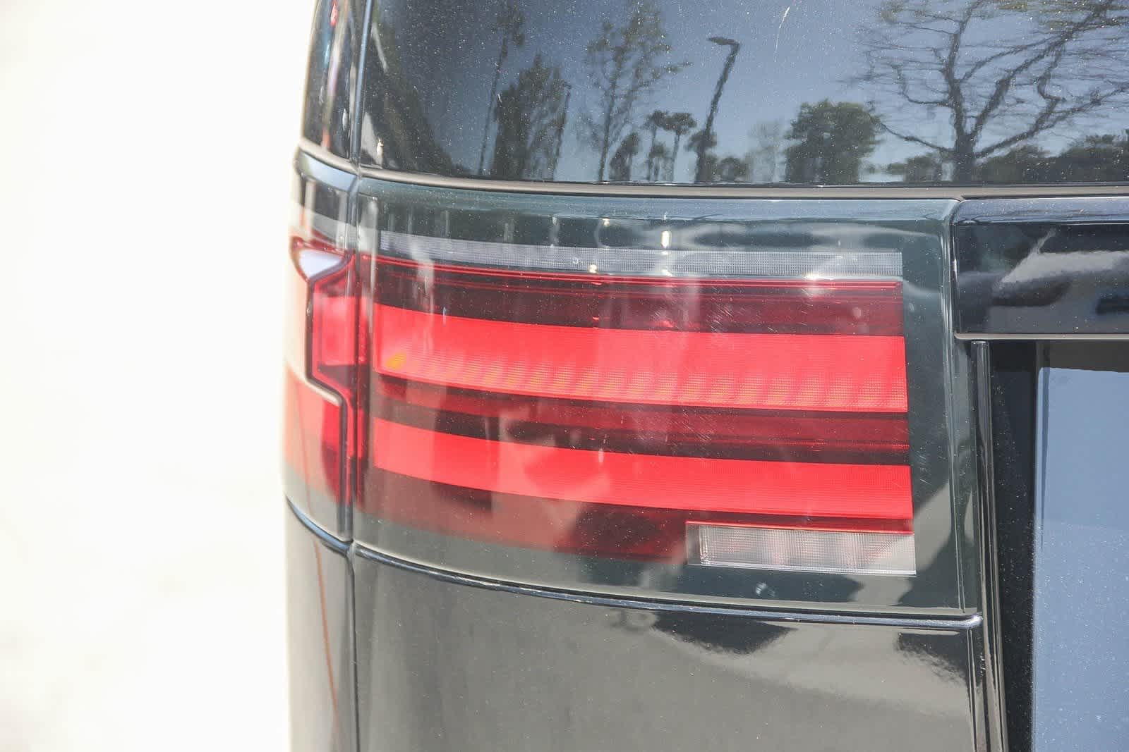 Thumbnail: 2025 Land Rover Discovery - 9